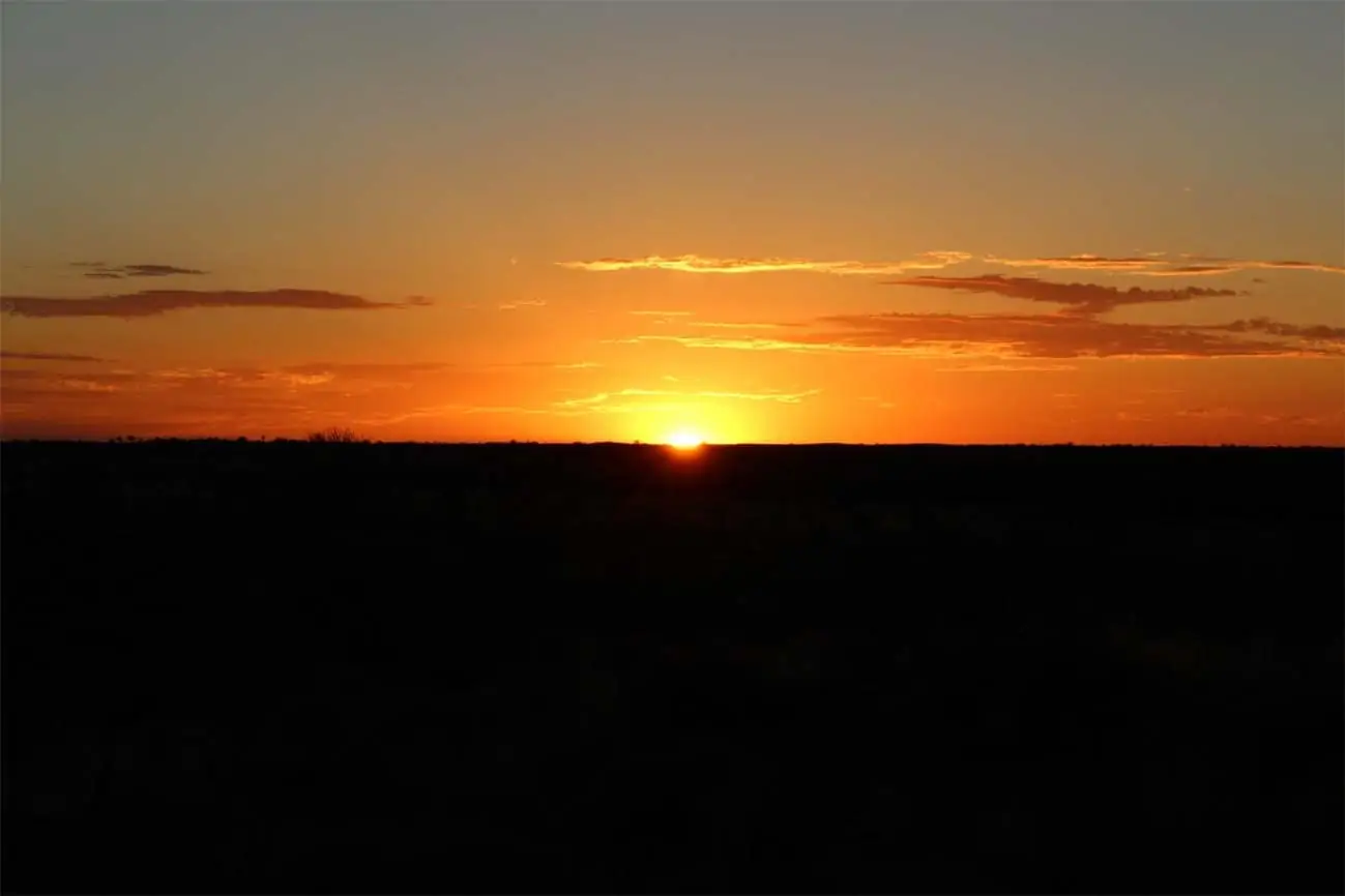 Východ slunce u Uluru v Austrálii